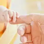 Mains de bébé et d'adulte
