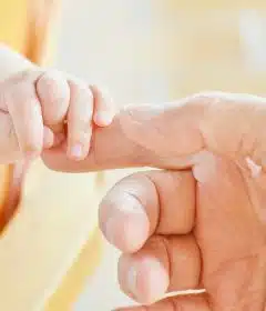 Mains de bébé et d'adulte