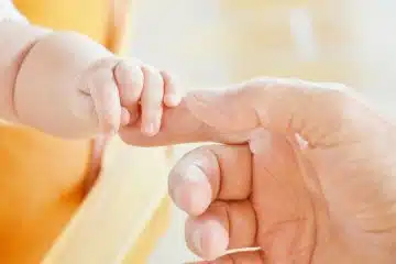 Mains de bébé et d'adulte