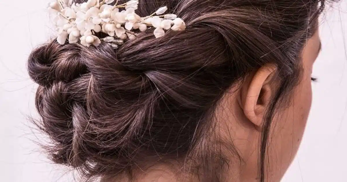 Chignon coiffé-décoiffé l'élégance ultime pour un mariage chic