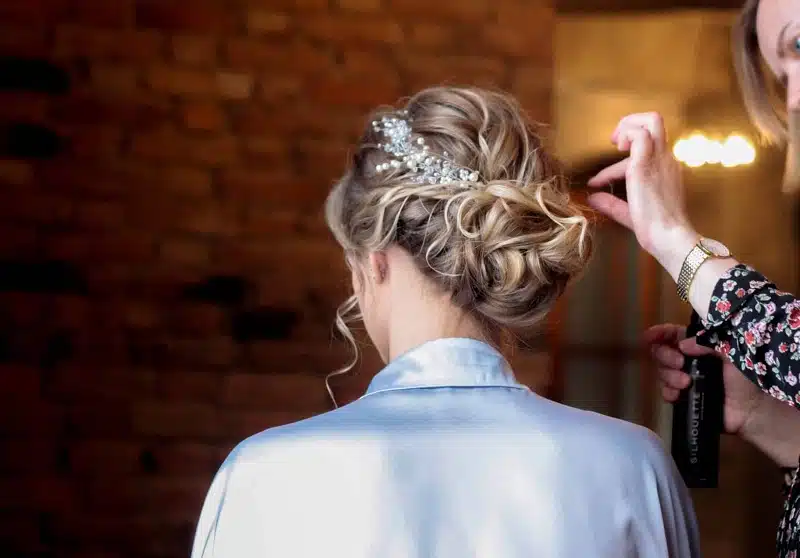 Coiffure bohème pour invitée de mariage : inspiration et tutoriels