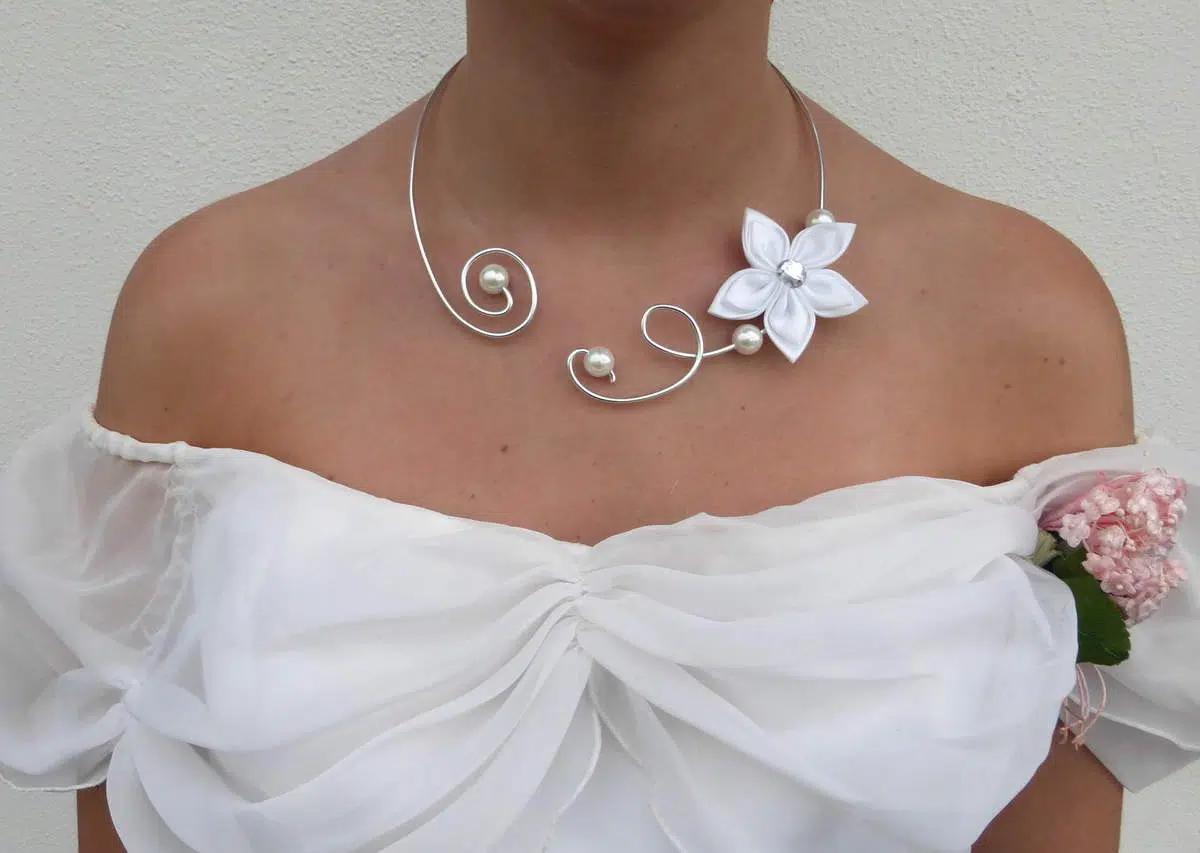 Un collier adéquat comme bijou de mariage