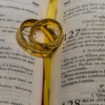 Être accompagné pour choisir la meilleure alliance pour son mariage