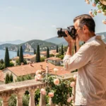 Photographe de mariage professionnel travaillant sur une terrasse avec vue sur la Côte d'Azur et les toits méditerranéens