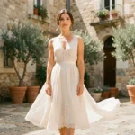 Femme en robe bohème ivoire avec dentelle pour un mariage civil dans une cour en pierre
